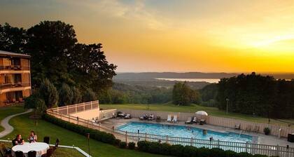 Cozy studio condo w fridge keurig microwave AC WiFi in Fab Shanty Creek Resort!