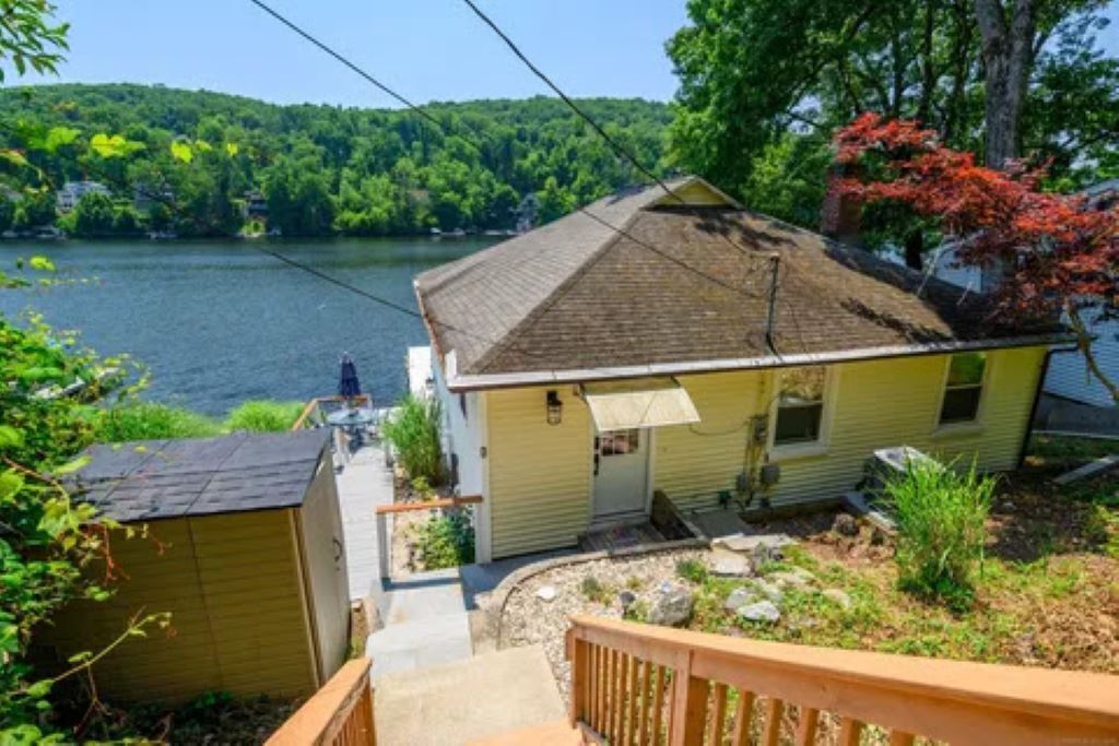 Waterfront 3-bedroom house with AC and WiFi in tranquil Southbury