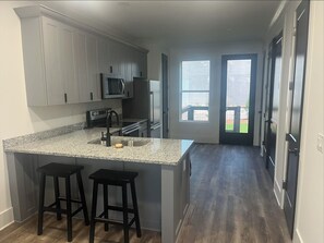 Kühlschrank, Mikrowelle, Ofen, Wasserkocher mit Kaffee-/Teezubehör