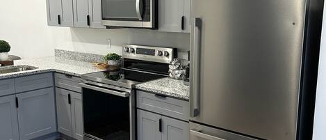 Réfrigérateur, micro-ondes, four, cafetière/bouilloire