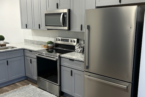 Køleskab, mikrobølgeovn, ovn, kaffe-/temaskine