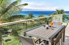 Outdoor dining - Maui Resort Rentals: Honua Kai - 6 Total Bedrooms with Over 3800 Combined Sq Ft and Stunning Premier Ocean Views! (Lahaina)