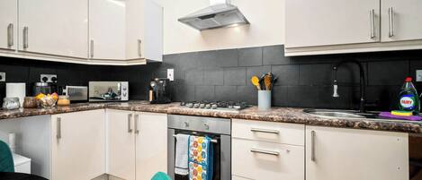 Geladeira, micro-ondas, fogão, cooktop
