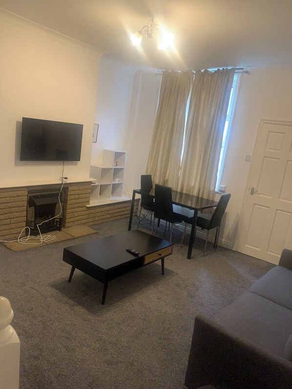 TV, fireplace - House - Sleeps 3 & free parking (Burnley)