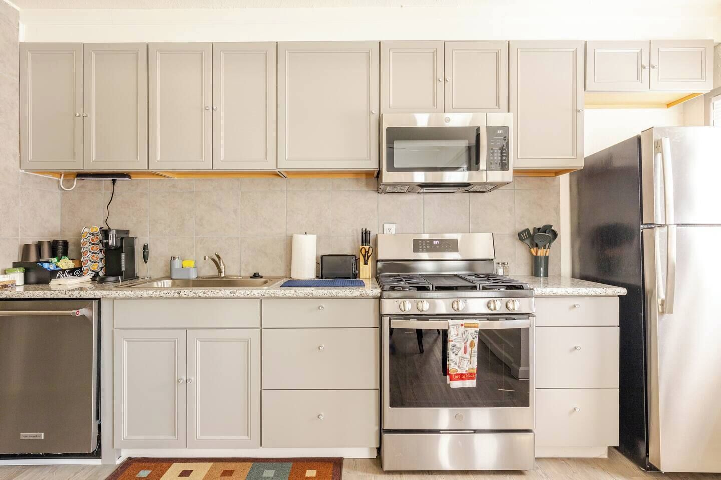 Micro-ondes, four, plaque de cuisson, lave-vaisselle