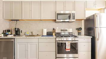 Micro-ondes, four, plaque de cuisson, lave-vaisselle