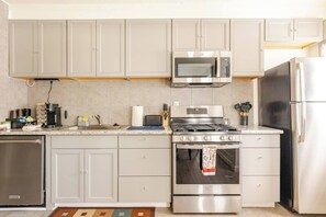 Four à micro-ondes, un four, surface de cuisson, lave-vaisselle