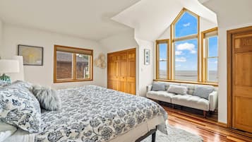 3 bedrooms, iron/ironing board, travel cot, WiFi