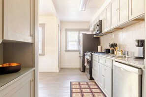 Microwave, oven, stovetop, dishwasher - Sequoia/Kaweah Hospital Duplex (Visalia)