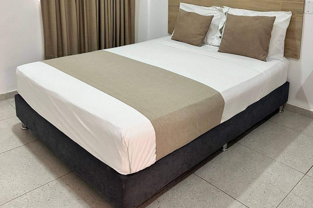 Quarto solteiro básico, 1 cama de casal, banheiro privativo | Escrivaninha, espaço de trabalho para notebook, Wi-Fi de cortesia