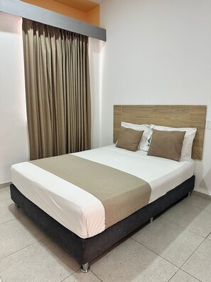 Basic Single Room, 1 Double Bed, Private Bathroom | Desk, laptop workspace, free WiFi - ZAMAY CENTRO HISTORICO (Santa Marta)