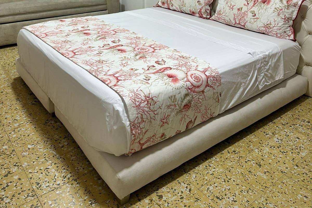 Um quarto com uma cama grande, um sofá e uma janela com cortinas.