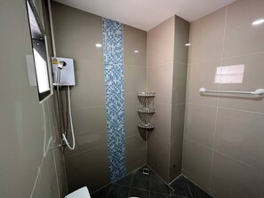 Douche, articles de toilette gratuits, sèche-cheveux