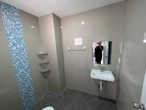 Shower, free toiletries, hair dryer, towels - W-town Apartments  (Phetchaburi)