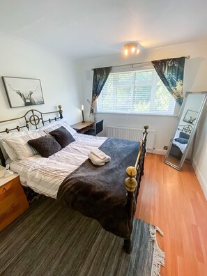 3 bedrooms, desk, iron/ironing board, travel cot - Modern Cozy 5 star 3 Bedroom House in vibrant London with wifi and free parking! (London)