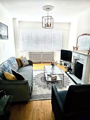 Smart TV, chimenea, libros y impresora 