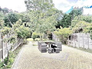 Outdoor dining - Modern Cozy 5 star 3 Bedroom House in vibrant London with wifi and free parking! (London)