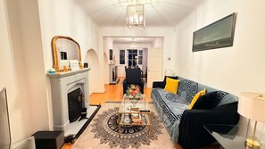 Smart TV, fireplace, books, printers - Modern Cozy 5 star 3 Bedroom House in vibrant London with wifi and free parking! (London)