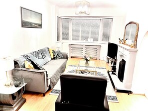 Smart TV, fireplace, books, printers - Modern Cozy 5 star 3 Bedroom House in vibrant London with wifi and free parking! (London)