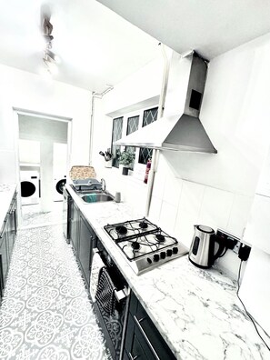 Kjøleskap, mikrobølgeovn, ovn og kokeplater