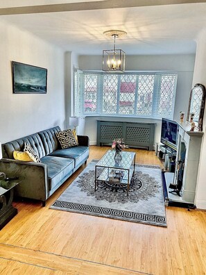 Smart-TV, peis, bøker og printere