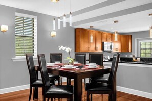 Dining - Enchanted Garden Townhouses 1 Mile to Disney World (Orlando)