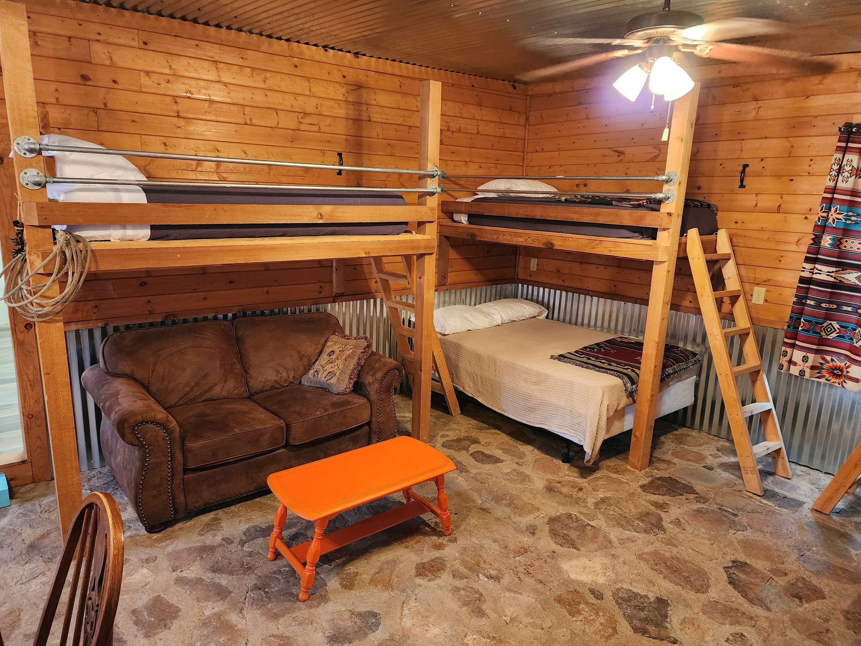 2 bedrooms, desk, iron/ironing board, WiFi