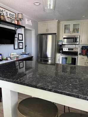 Kjøleskap, mikrobølgeovn, ovn og kokeplater