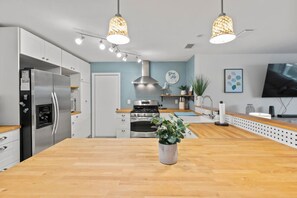 ثلاجة، ميكروويف، �فرن، موقد طهي مسطح