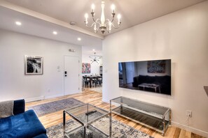 TV - Beautiful 3BR in Montreal famous Saint Catherine (Montréal)
