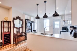 Fridge, microwave, oven, stovetop - Beautiful 3BR in Montreal famous Saint Catherine (Montréal)