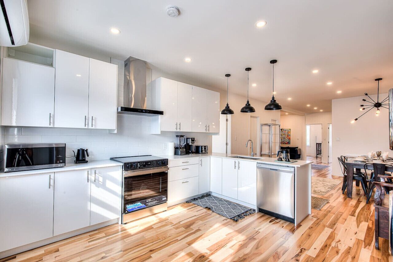 Réfrigérateur, four à micro-ondes, un four, surface de cuisson