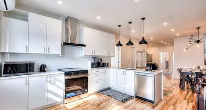 Beautiful 3BR in Montreal famous Saint Catherine