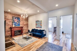 TV - Beautiful 3BR in Montreal famous Saint Catherine (Montréal)
