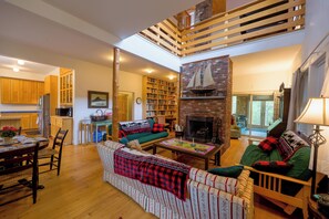 Smart TV, fireplace, books - Sand Cove House - privacy, space and natural beauty (Prospect Harbor)