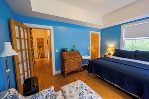 6 makuuhuonetta, työpöytä, ilmainen Wi-Fi, vuodevaatteet