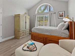 6 bedrooms, desk, iron/ironing board, travel crib