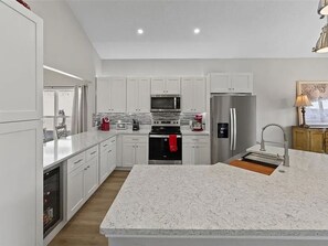 Kjøleskap, mikrobølgeovn, ovn og kokeplater