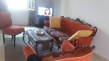 Casa Confort, 2 habitaciones, vista al patio | Área de sala de estar | Televisión