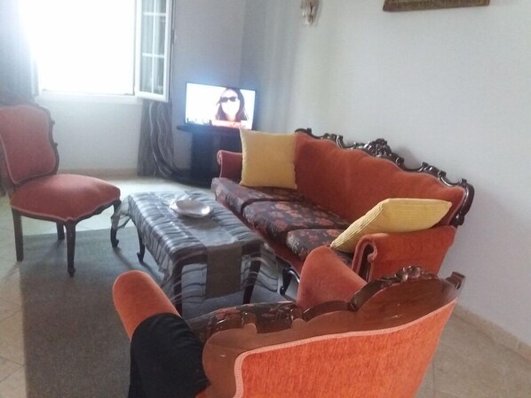 舒適獨棟房屋, 2 間臥室, 庭園景觀 | 起居區 | 電視