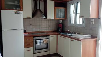 Casa Confort, 2 habitaciones, vista al patio | Cocina privada | Refrigerador con congelador, horno y parrilla de estufa