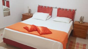 Casa Confort, 2 habitaciones, vista al patio | Espacio para trabajar con laptop y ropa de cama