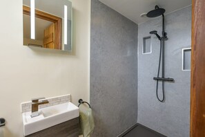 Douche, séchoir à cheveux, serviettes fournies