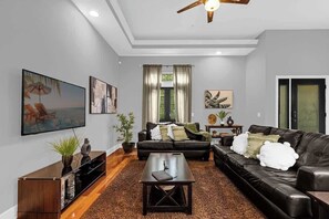 Een televisie, boeken en een kantoor