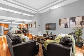 Een televisie, boeken en een kantoor