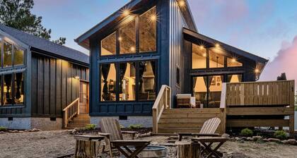 Cabin Retreat w/ Sauna, Hot Tub, Fire Pits & Golf!