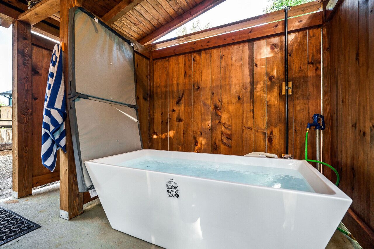 Outdoor spa tub