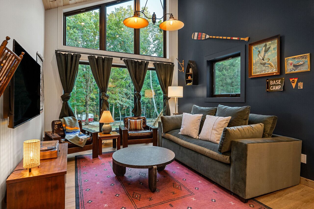 Smart TV, fireplace, books, stereo