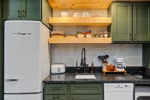 Fridge, microwave, stovetop, dishwasher
