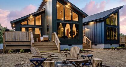 Cozy Cabin w/ Hot Tub, Sauna, Pickleball & Plunge!